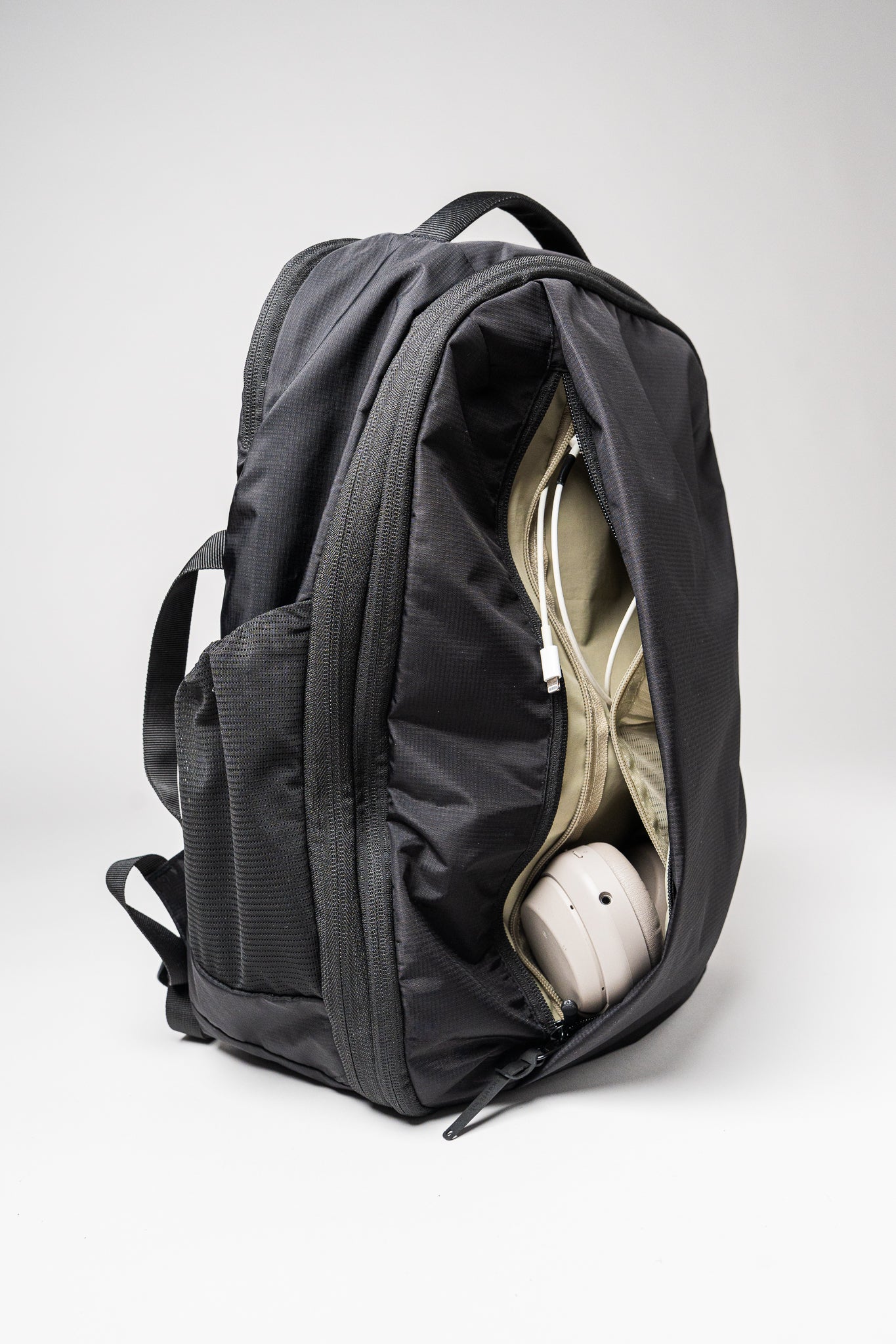 Almond Oak: The Expandable Travel Backpack 25L + 5L